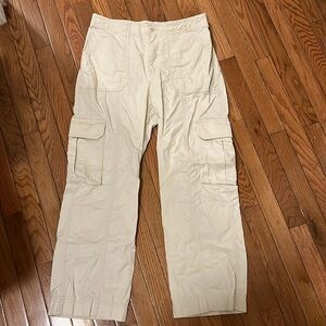 Abercrombie & Fitch relaxed cargo pant in cream women’s size 29 Short/ 8s